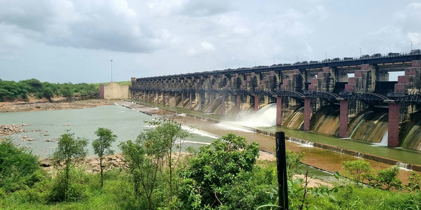 The Amaravathi Dam, surrounded by hills, offering a peaceful retreat for visitors.