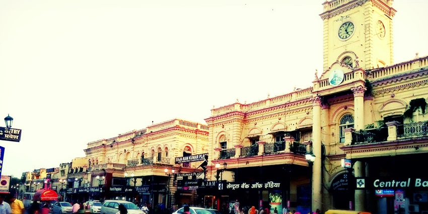 A view of the busy Harzratganj Market, one of the popular destinations near Lucknow Zoo and Museum.