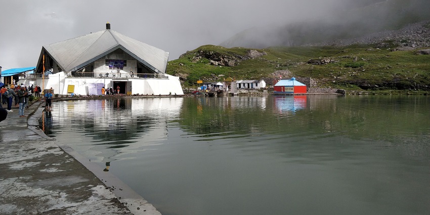 Enjoy the picturesque views at the serene Gurudwara at Hemkund in Uttarakhand.
