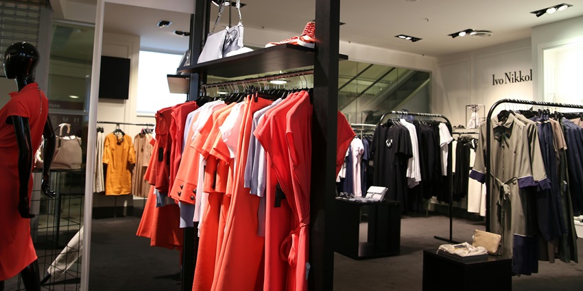 Hi-Style fashion outlet in Chennai showcasing trendy apparel, bold storefront branding, and seasonal sale banners, one of the best places for shopping in Anna Nagar.