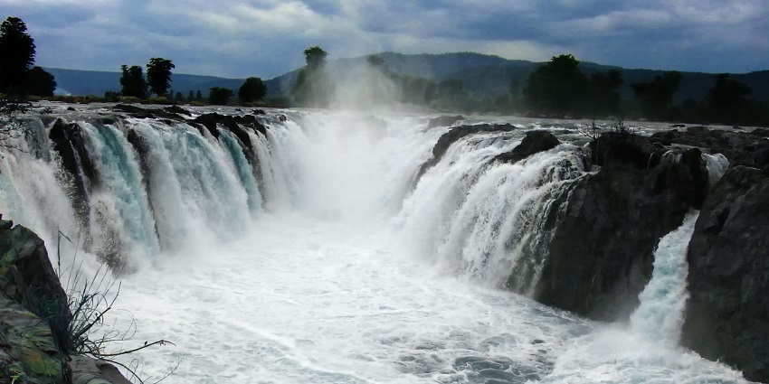 Hogenakkal Falls is a majestic waterfall and one of the best places to visit near the Sathyamangalam National Park.