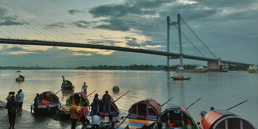 Boats decked at the Hooghly river, one of the serene places to visit in Howrah