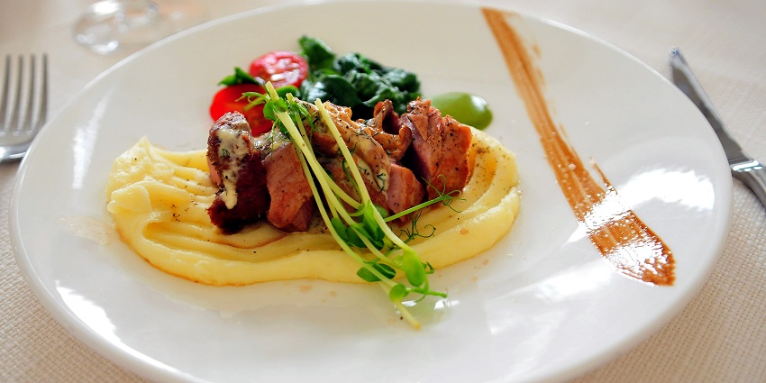 The New Year parties in Pondicherry hotel offering delectable cuisine.