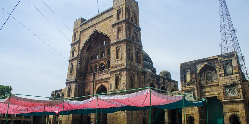 Shahi Atala Masjid in Jaunpur showcasing stunning Islamic architecture and design.