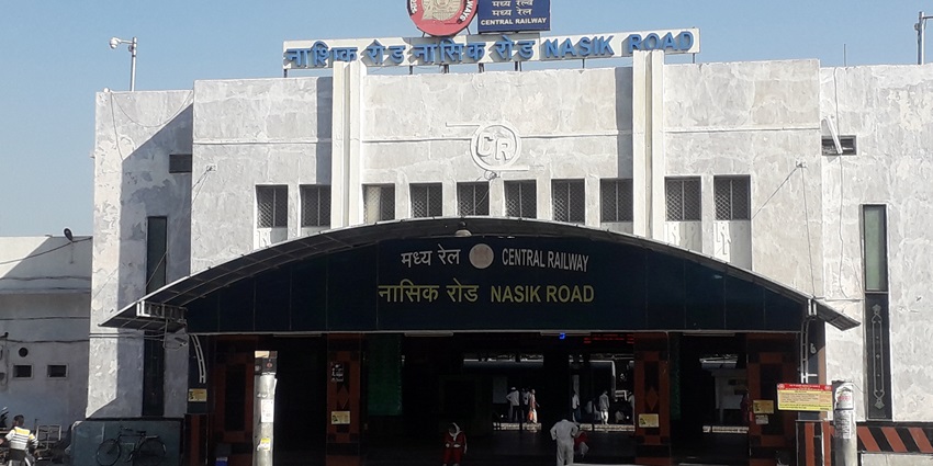 You can travel to Mulher Fort in Maharashtra by train via the Nashik railway station.