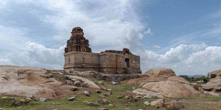A picture of historical ruins of an establishment on a hill station near Wagheshwar Temple