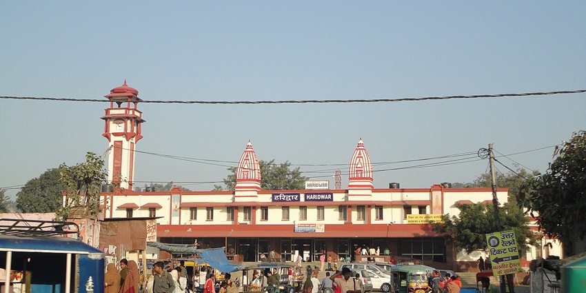 A picture of the Haridwar railway station with travellers commuting in and out.