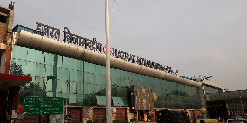 An image of Hazrat Nizamuddin Railway Station, one of the ways to reach the sanctuary.