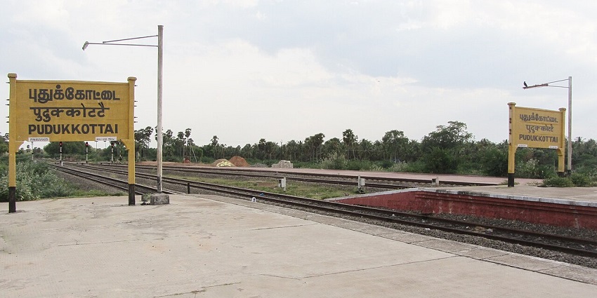 A sign written in Tamil and English with the station’s name in Pudukkottai railway station.