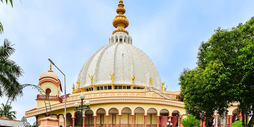 View of the Akkalkot temple against the clear blue sky