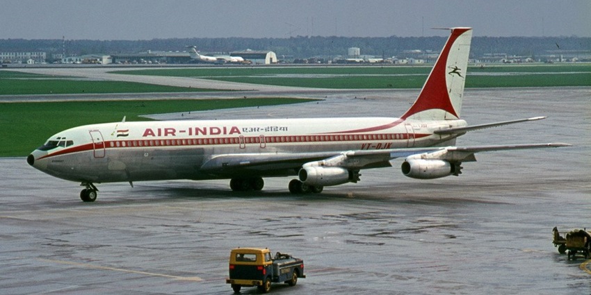 A flight ready to take off from Lal Bahadur Shastri Airport, Varanasi.