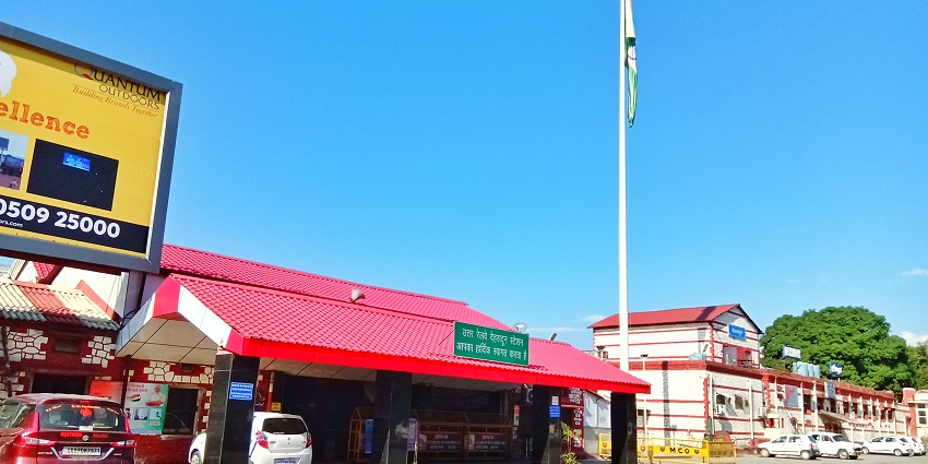 The nearest railway station to Deogarh Fort Dhanaulti is Dehradun Railway Station.