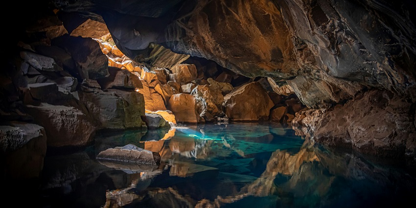 Image of the halls of the caves, ideal for an escape from the bustling city life