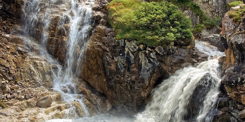 Image of Hogenakkal Waterfalls, an ideal place for nature lovers to retreat to