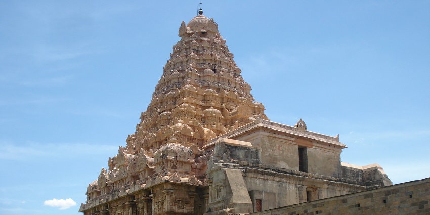 A picture of a Shiva Temple in Maharashtra with the traditional Hindu architecture at display