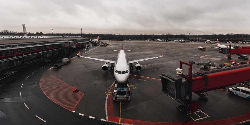 The best way to reach this fort is via the Chhatrapati Shivaji Maharaj International Airport