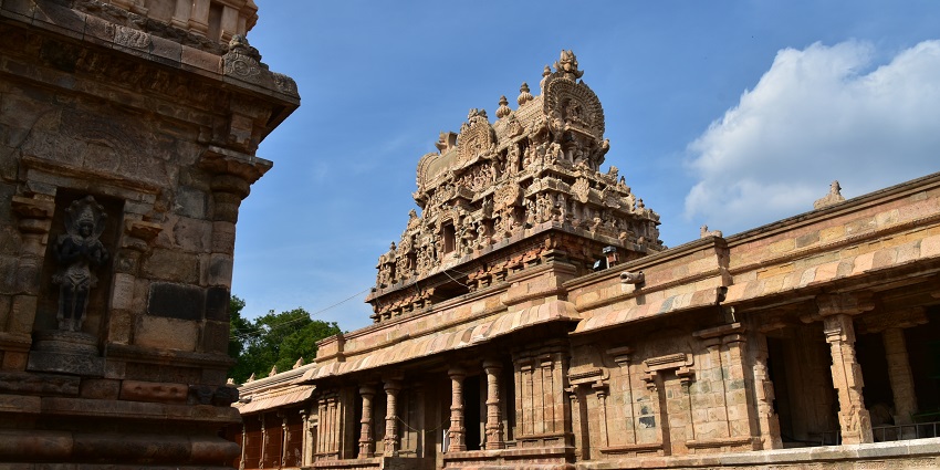 nside the courtyard Thirupanjali temple, offering a serene environment
Viewers of this file can see comments and suggestions
