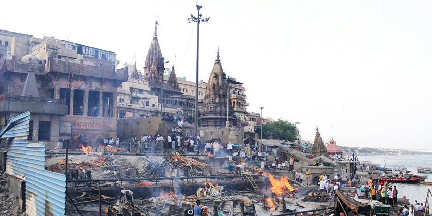 Hular Ghat in Nabadwip offers scenic river views and is ideal for evening relaxation.