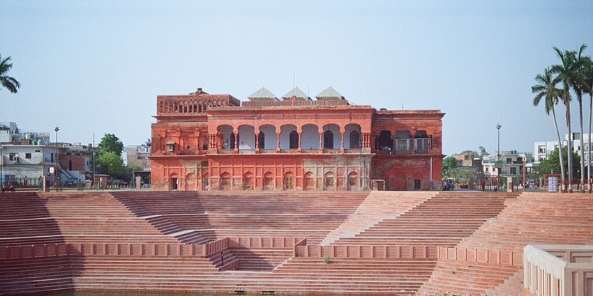A picture of a historical picture gallery in Uttar Pradesh with a pond in front of the building
