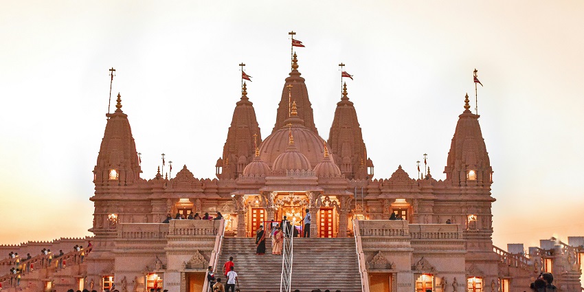 An image of the majestic temples similar to the ISKCON temple, a popular temple in Agra.
