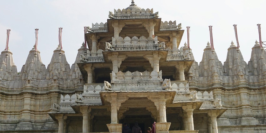Visiting the Radha Vallabh Temple is one of the must things to do in Vrindavan for devotees.
