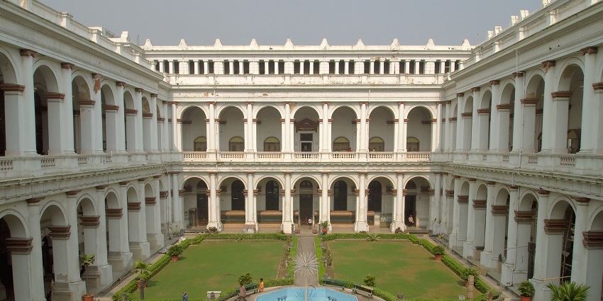 A captivating view of the courtyard of Indian Museum, with a beautiful garden in the center