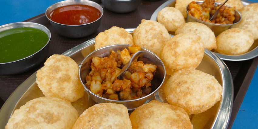 Trying the tasty street food of Khau Galli is one of the must things to do in Churchgate for foodies.