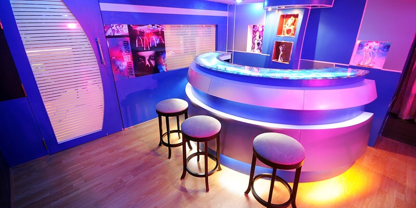 This place is known for its beautiful view, dance floor, rooftop ambience, and great music.