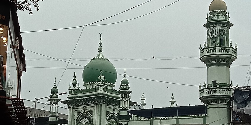 Ismail Habib Masjid in Mumbai, featuring elegant architecture and a peaceful prayer hall