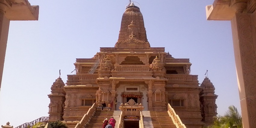 A glimpse of the towering Jain Mandir, one of the top Nasik temples in the region.