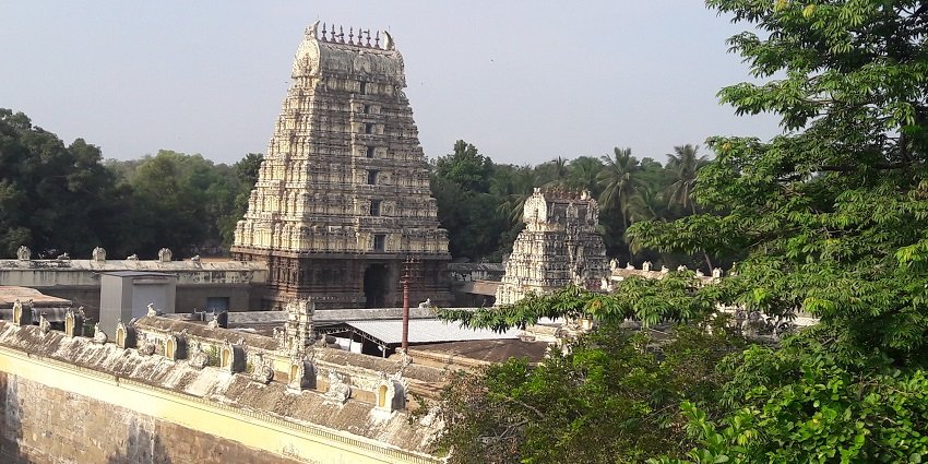 Jalakandeswarar Temple is a temple dedicated to Lord Shiva which is located in the Vellore Fort