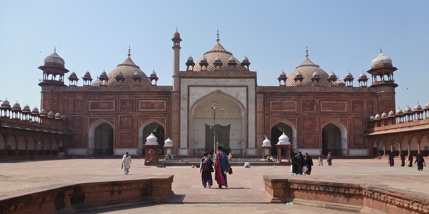 Jama Masjid provides a calm surrounding of Mughal Artwork.