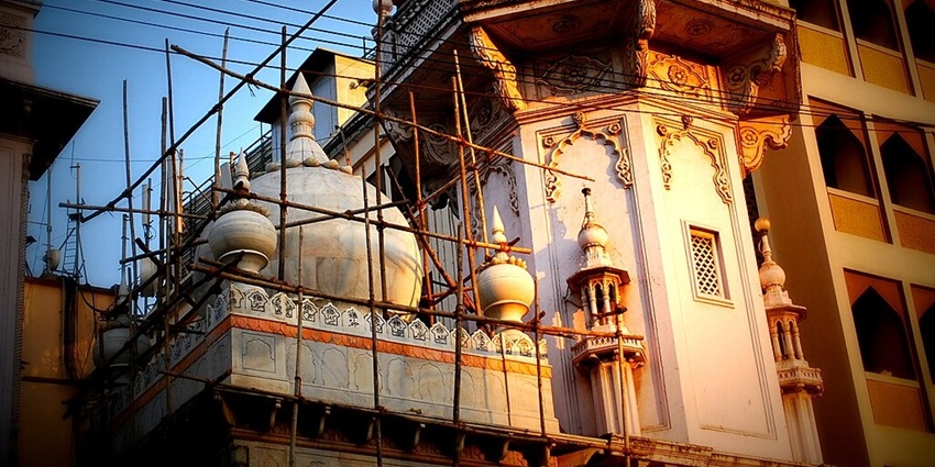 Jama Masjid in Bandra, Mumbai, showcasing intricate Islamic architecture and vibrant facade