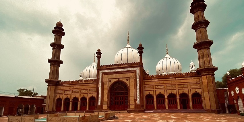 A serene view of Jama Masjid situated in Aligarh Muslim University under a blue sky.