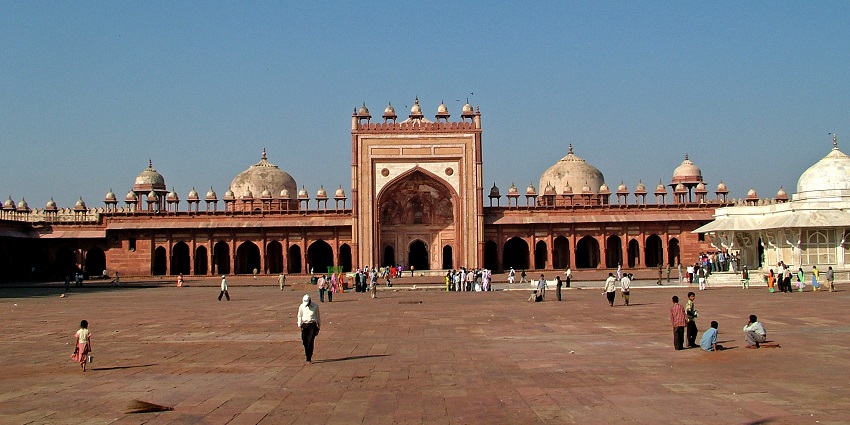 An image of Jama Masjid in Agra, a grand mosque and a must visit site in Agra.