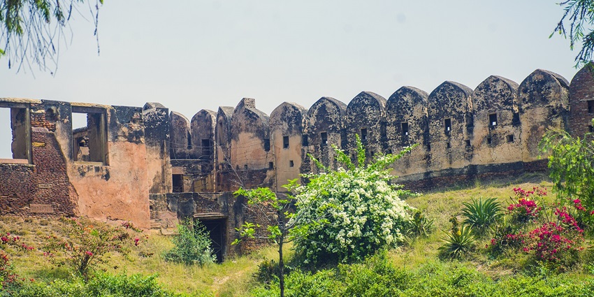 The grand architecture of Jaunpur Fort, not far from the forts in Varanasi