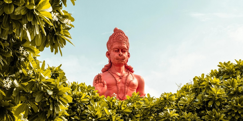 An image of the majestic statue of Lord Hanuman at Jayamangala Anjaneyar Temple.