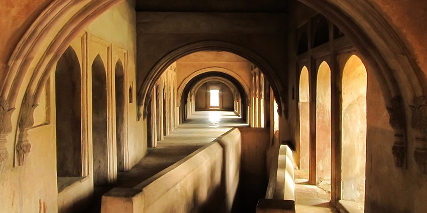 A grand view of Jhansi Fort hallway under the evening sky.