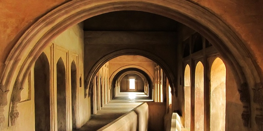 Jhansi Fort is one of the famous a haunted place in Uttar Pradesh