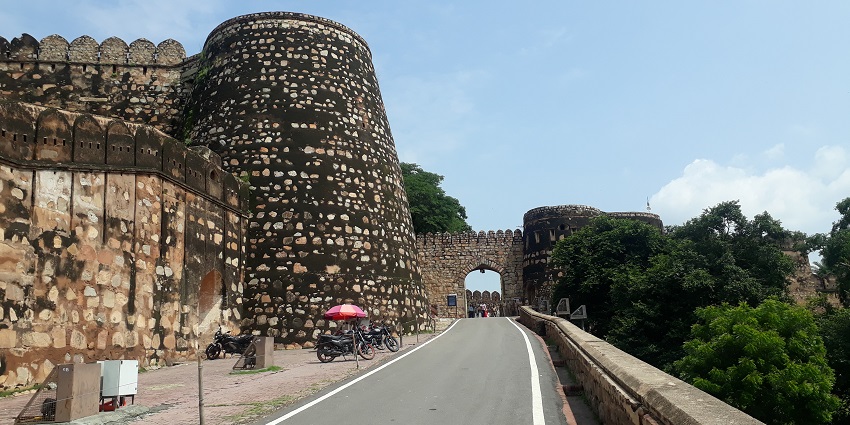 A picture of Jhansi Fort, a historical monument that tops the Jhansi tourist places list.