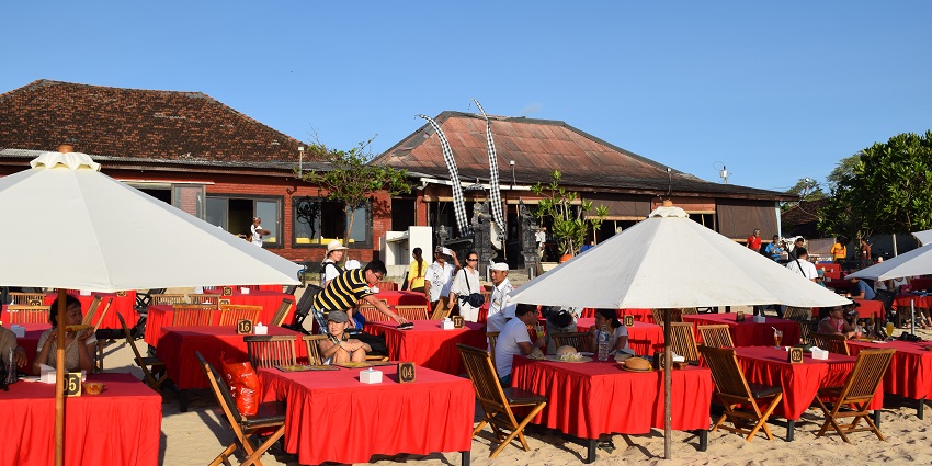An image of some of the oceanfront restaurants serving fresh seafood with sunset views.