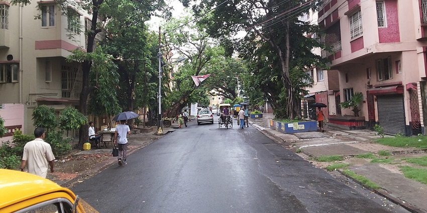 Visitors walking at Jodhpur Park which is a peaceful spot to unwind in Kolkata.