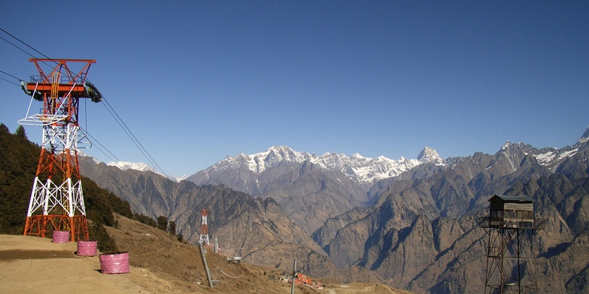 A view of Joshimath surrounded by mountains, One of the best places to visit near Auli.
