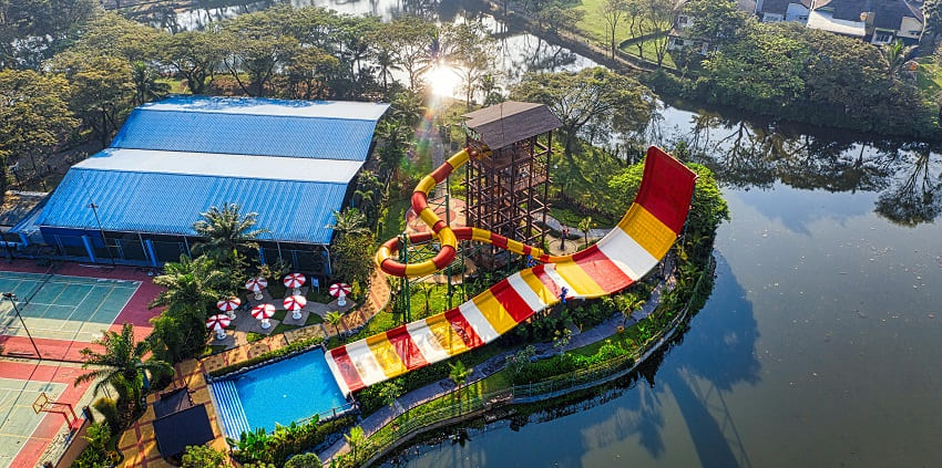 A bird’s eye view of Joyland leisure attraction in Uttarakhand featuring thrilling rides.