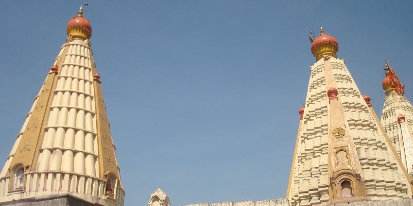 A picture of a temple complex near the Narsobawadi Temple in Maharashtra