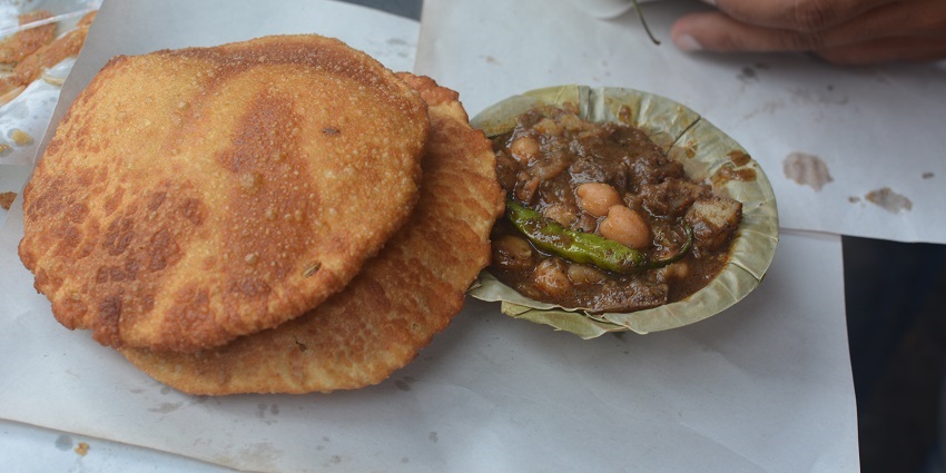 Flaky pastry filled with spiced lentils or peas, deep-fried.