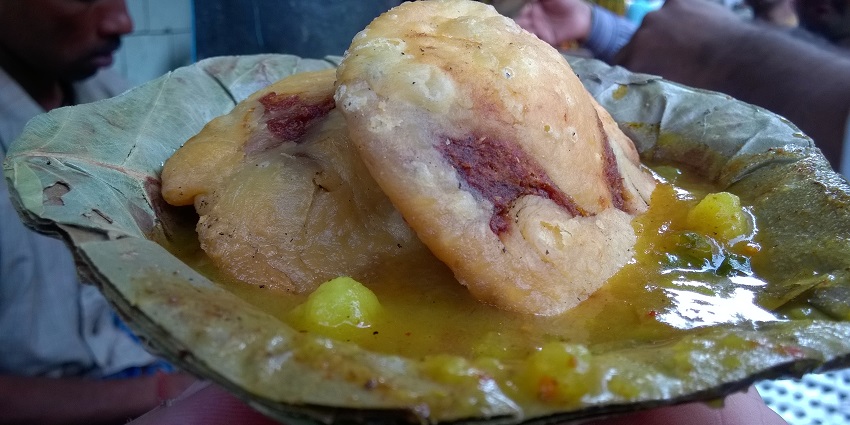 Kachori with sabzi is one of the best street foods in Vrindavan for travellers to try.