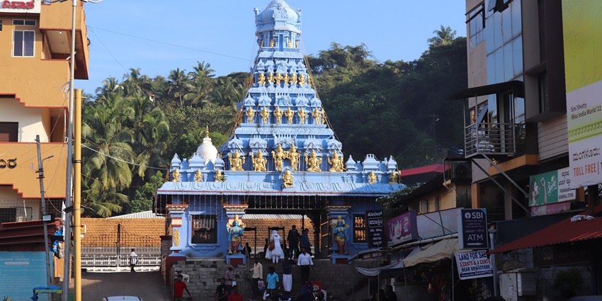 Kadri Manjunath Temple entrance in Mangalore with ornate arch and lush greenery
