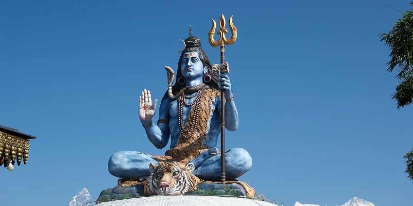 The Lord Shiva temple of Kaleeswarar features a tall tower and intricate sculptures.