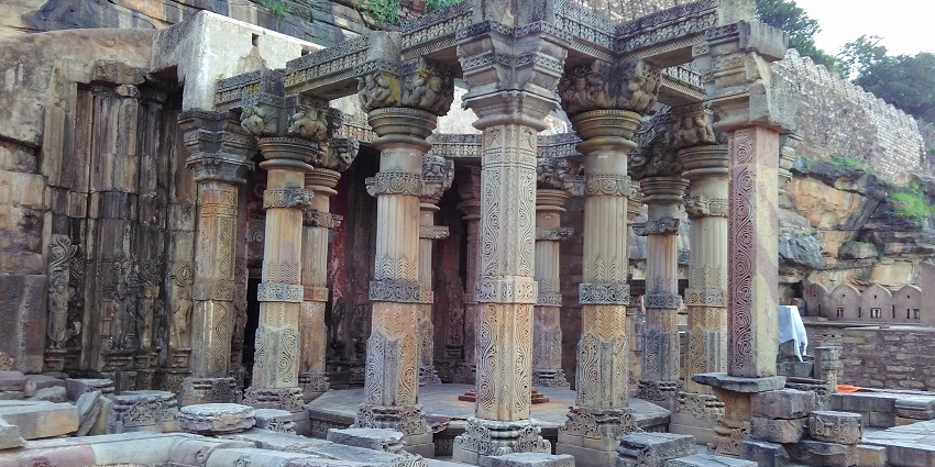 A panoramic view of the Kalinjar Fort, showcasing its ancient stone architecture